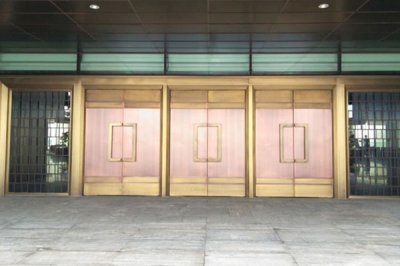 想要延長別墅銅門的使用壽命，就要做好保養(yǎng)工作